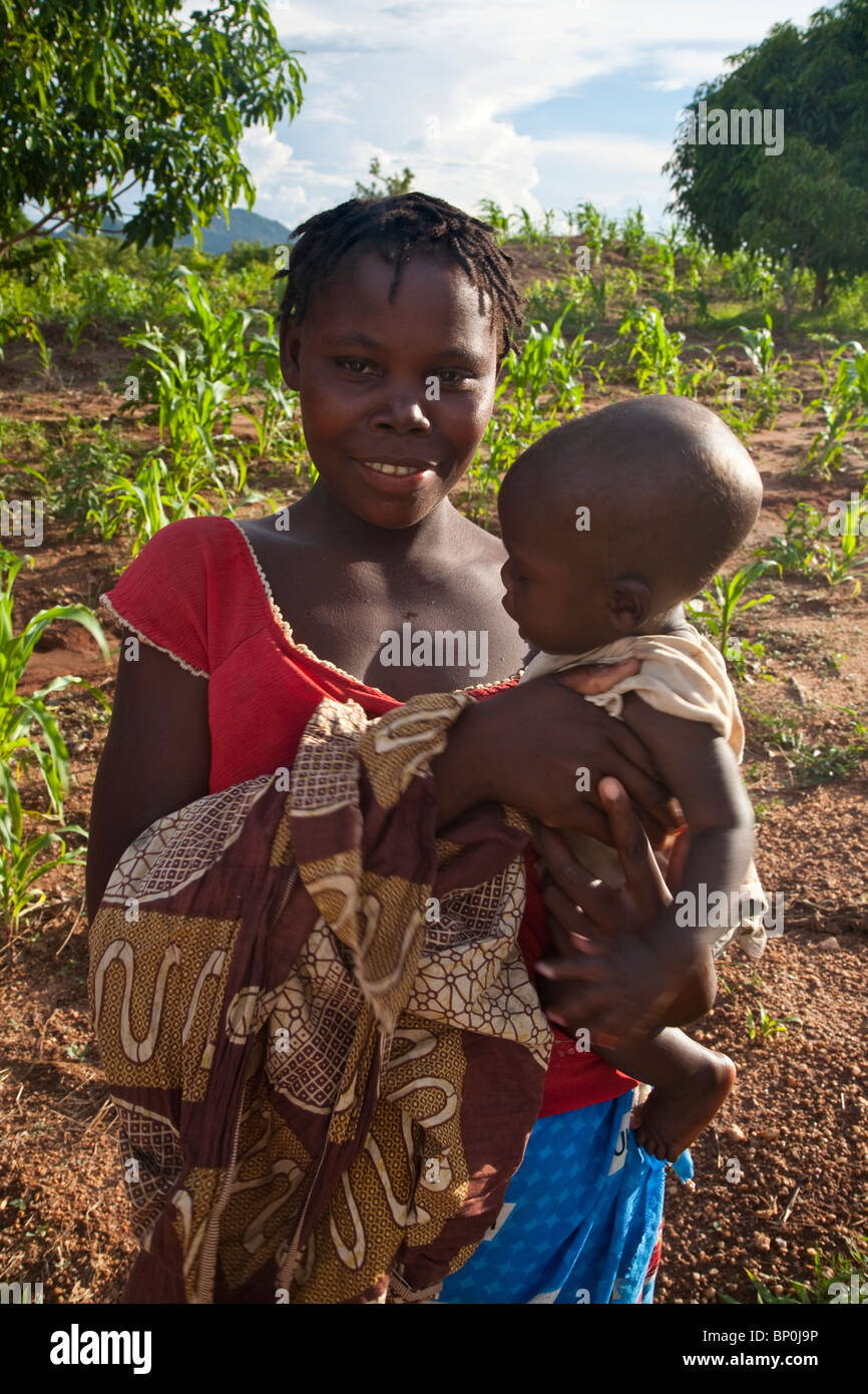 Le Mozambique, près de Nampula. Une jeune mère et son bébé. Banque D'Images