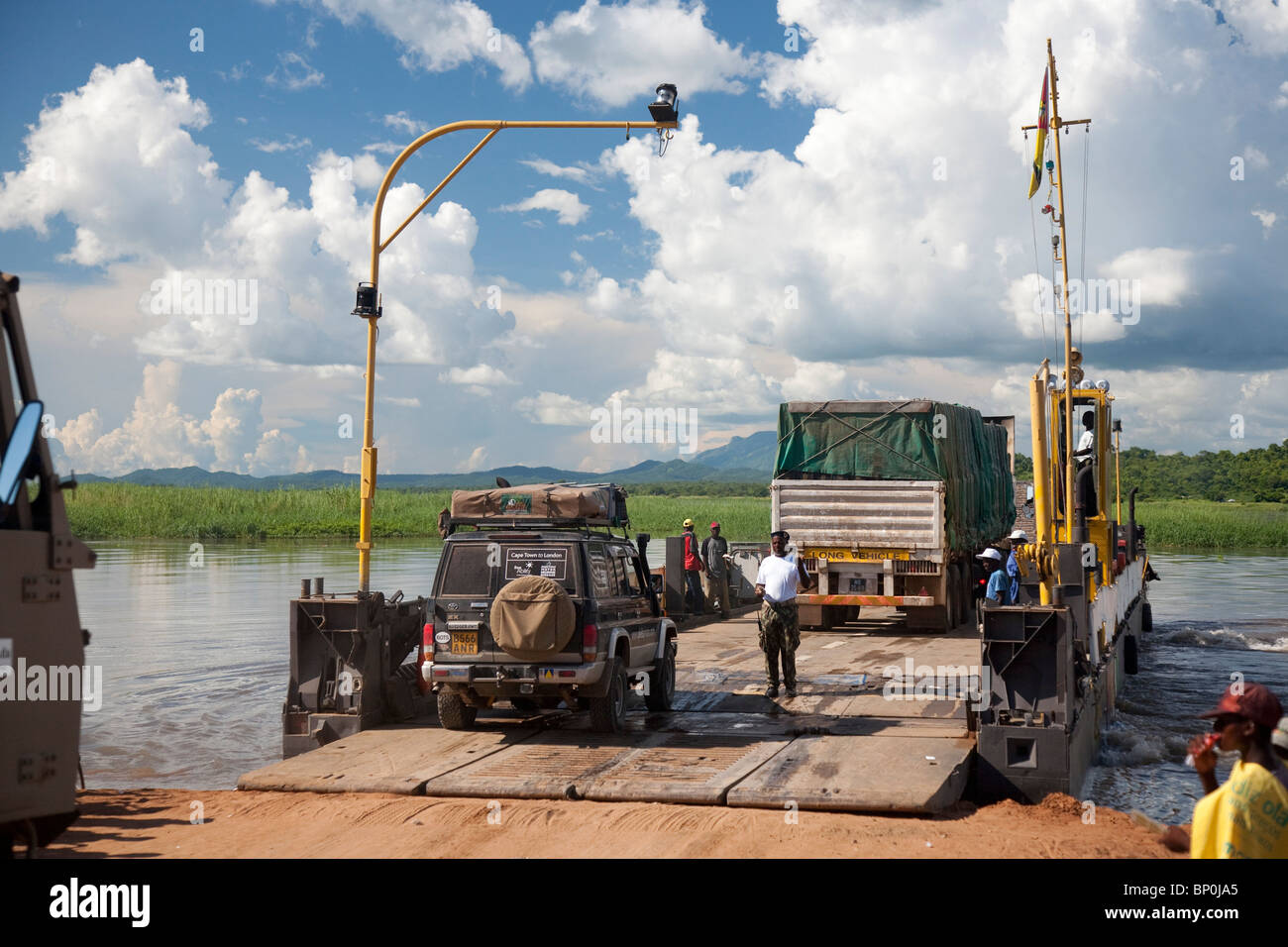 Au Mozambique, le Zambèze. Une expédition 4x4 préparé pour traverser le grand fleuve Zambèze, près de Caia. Banque D'Images