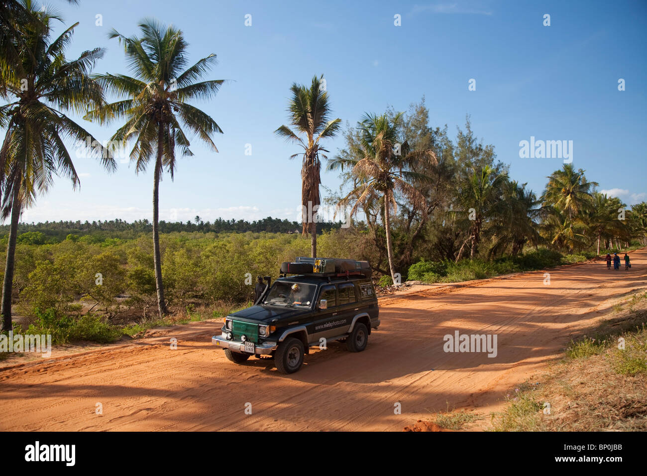 Le Mozambique, Tofo. Un 4x4 le long des routes rouges le long de la côte à Tofo. Banque D'Images