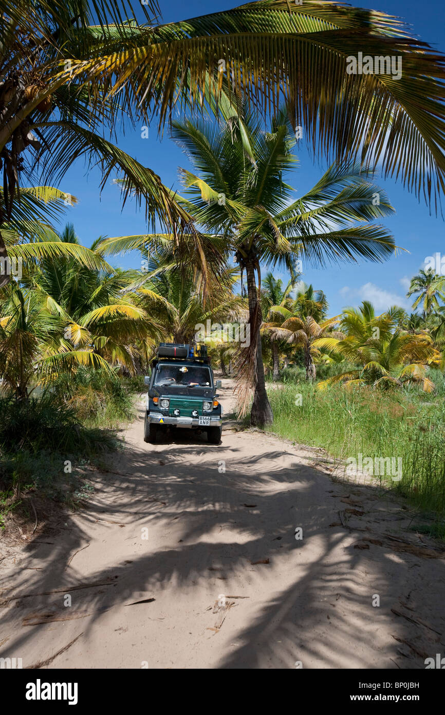 Le Mozambique, Tofo. Un 4x4 explore les routes par les plages de tofo. Banque D'Images