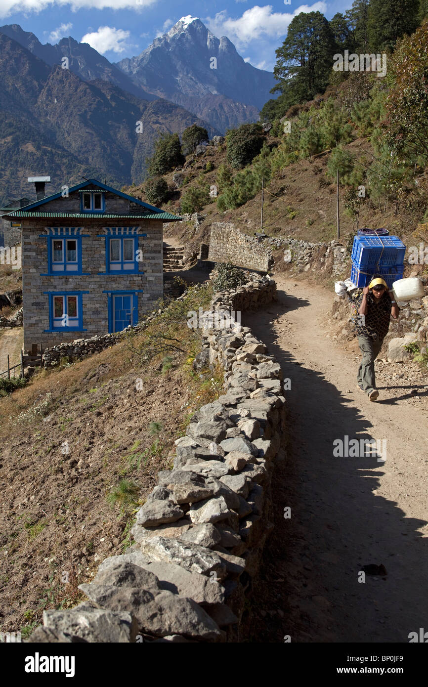 Le Népal, Région de l'Everest, Lukla, vallée du Khumbu. Porteurs sur le camp de base de l'Everest à la piste vers la vallée du Khumbu Banque D'Images