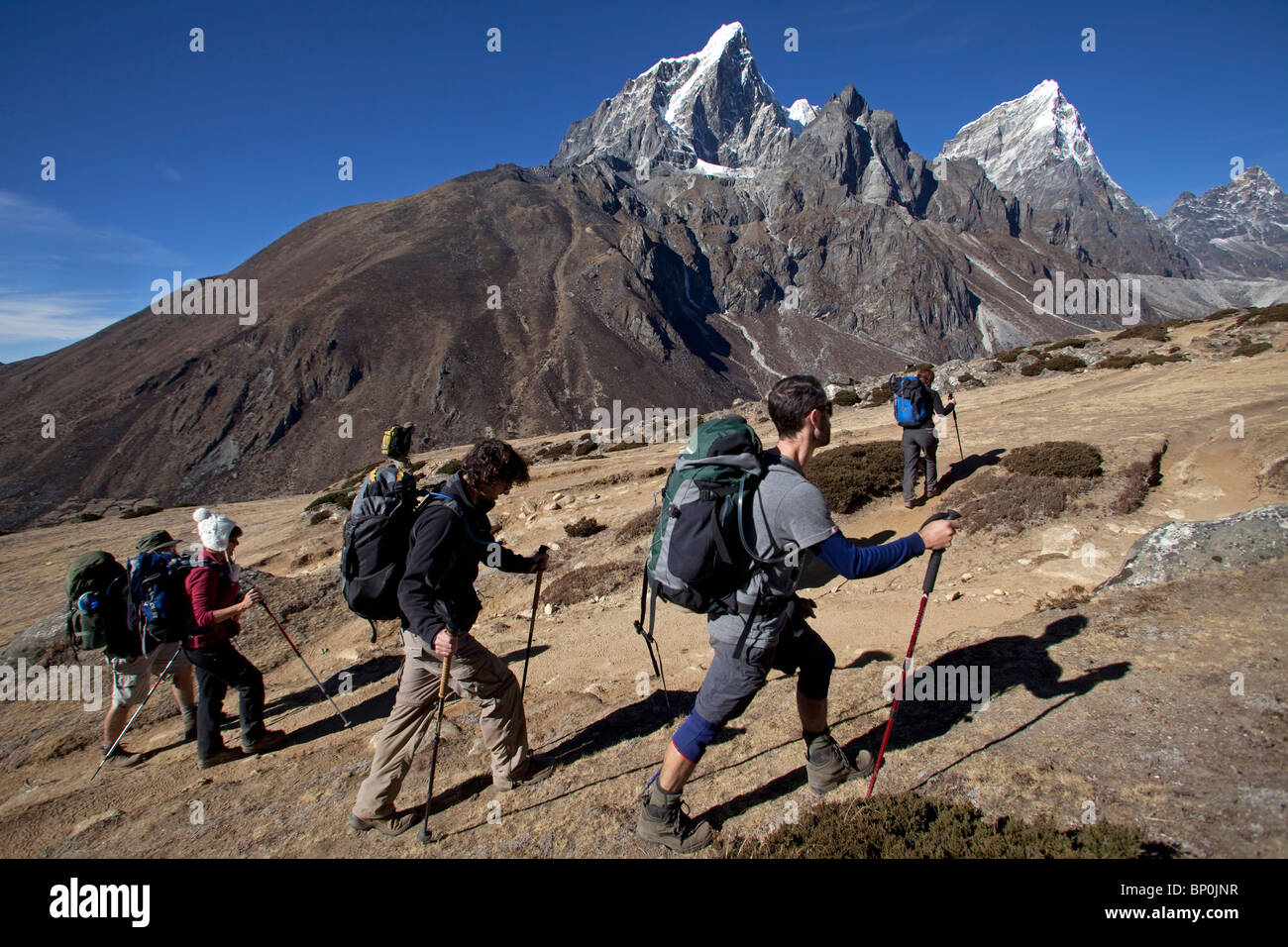 Le Népal, Everest, Région de la vallée de Khumbu. Un groupe de trekkeurs  font leur chemin jusqu'à Dughla à travers la vallée Periche Photo Stock -  Alamy