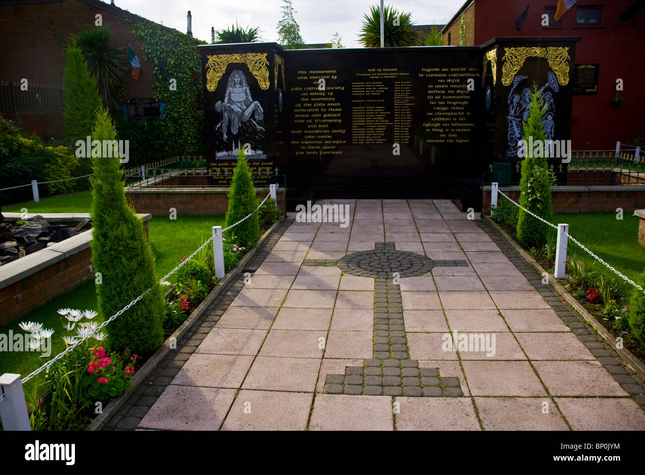 Les volontaires de l'IRA dans Memorial Falls Road, l'Ouest de Belfast, Irlande du Nord, Royaume-Uni. Banque D'Images