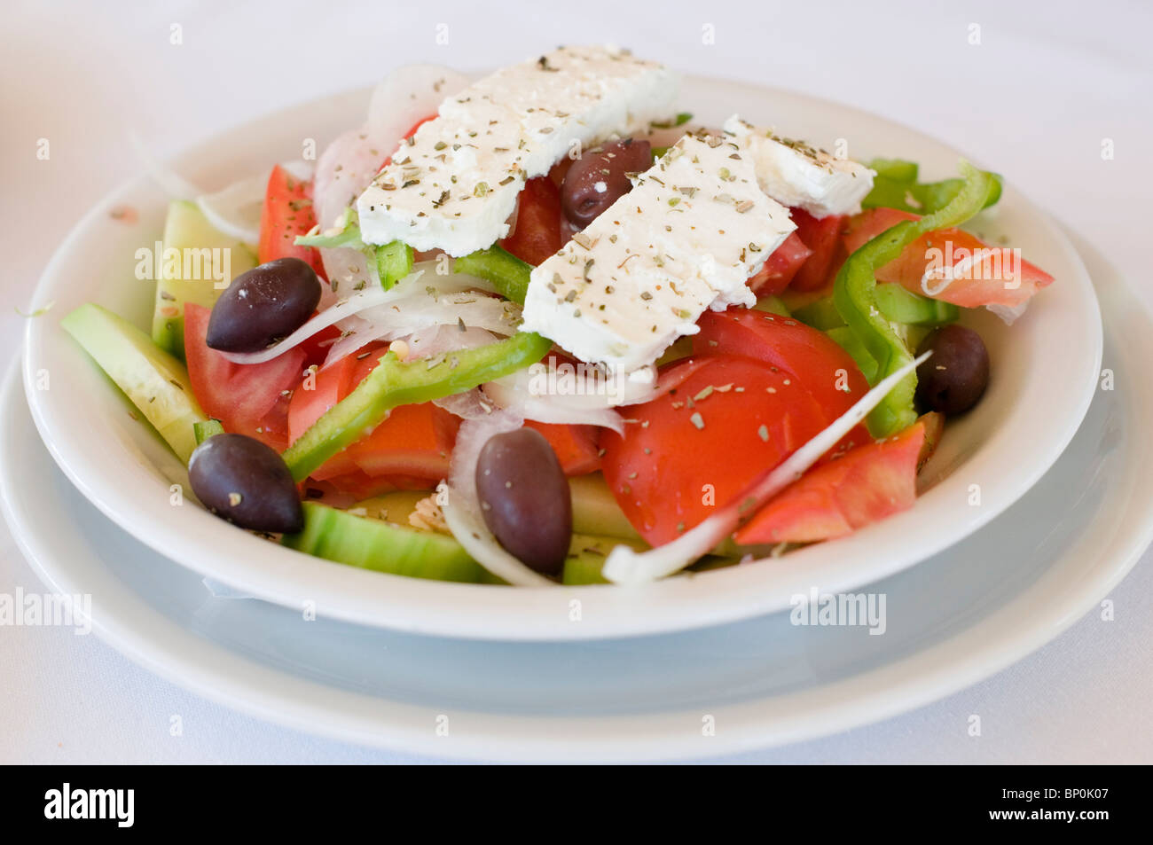 Salade grecque dans un bol blanc Banque D'Images