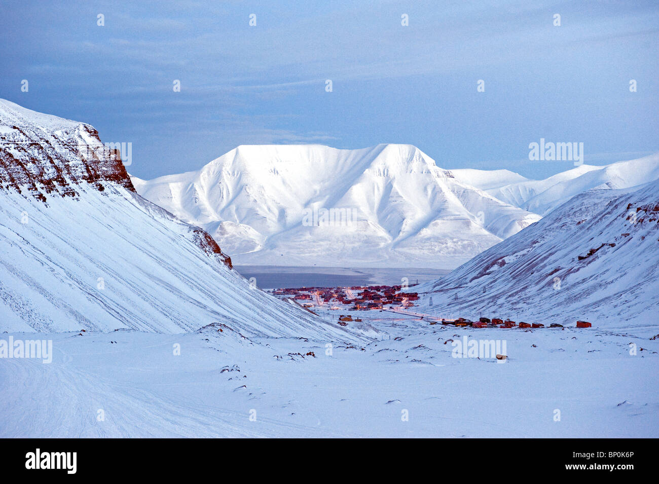 La Norvège, de l'Arctique, Spitzberg. À la recherche jusqu'à Longyearbyen. Banque D'Images