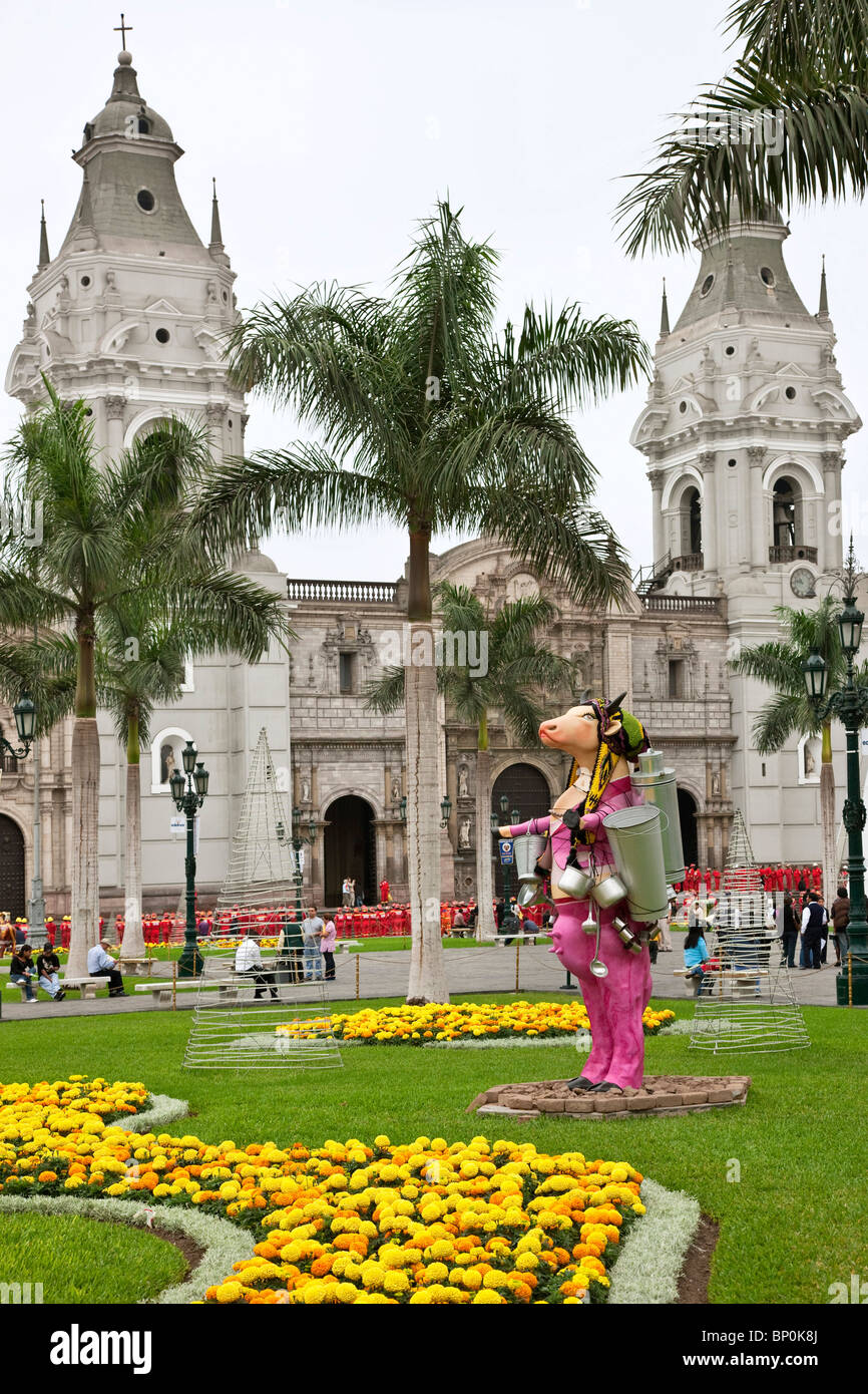 Le Pérou. La Plaza Mayor avec la Cathédrale de Lima. Statues modernes décorent les jardins. Banque D'Images