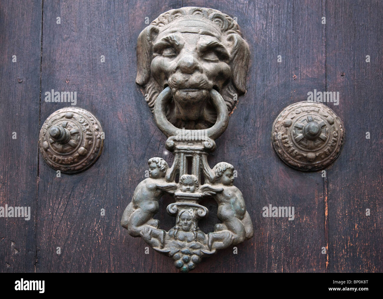 Le Pérou. Décore le heurtoir d'une porte en bois de la cathédrale de Lima. Construit 1555 mais presque détruit par 1746's tremblement Banque D'Images