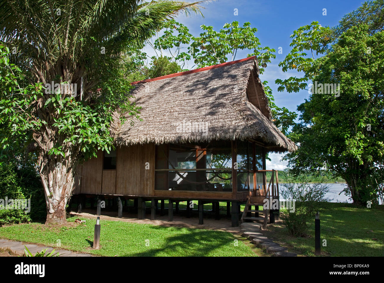 Le Pérou. Un cottage de chaume, Pérou Inkaterra Reserva Amazonica Lodge sur les rives de la rivière Madre de Dios. Banque D'Images