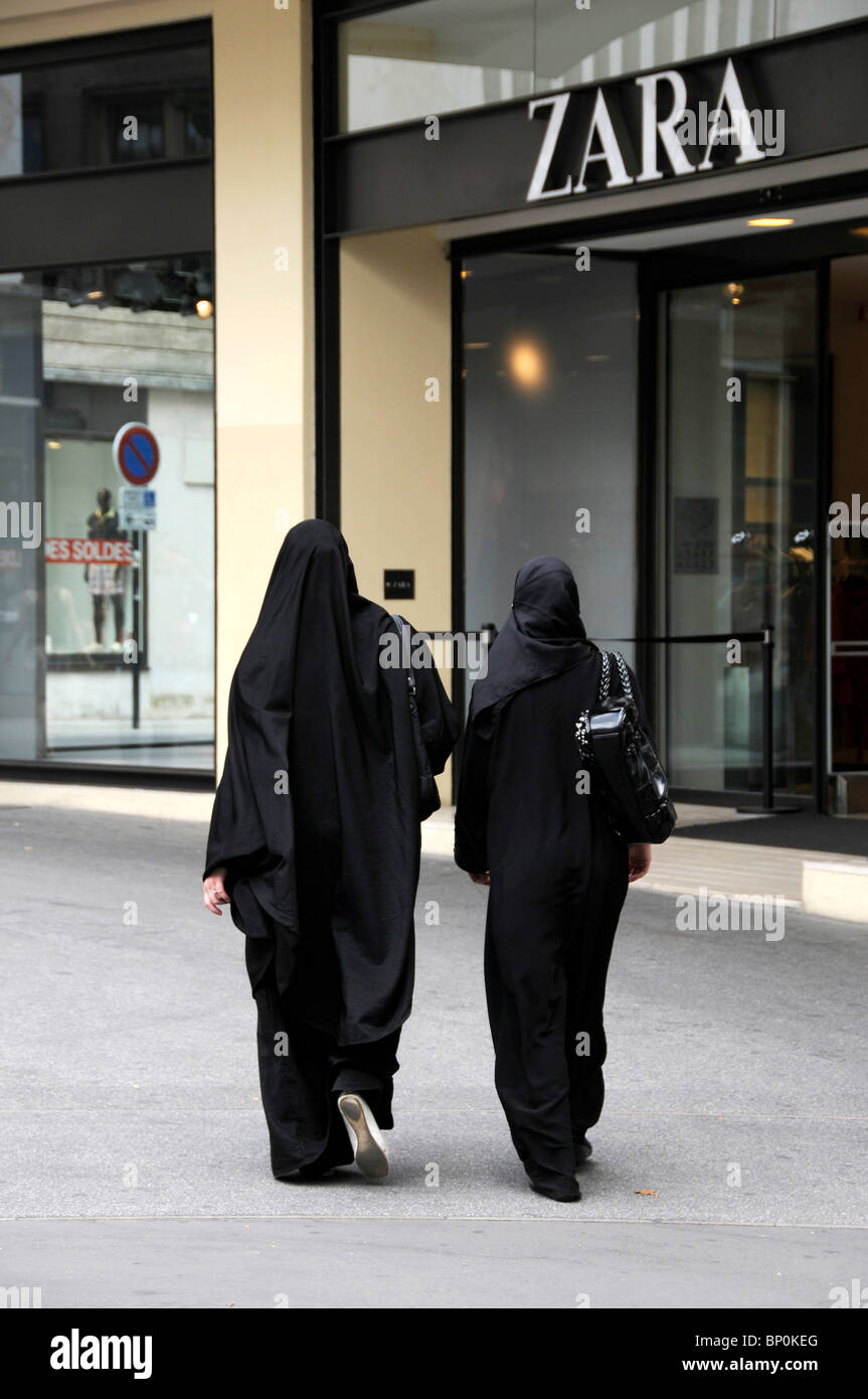 France, Nantes, femmes voilées dans la rue Photo Stock - Alamy