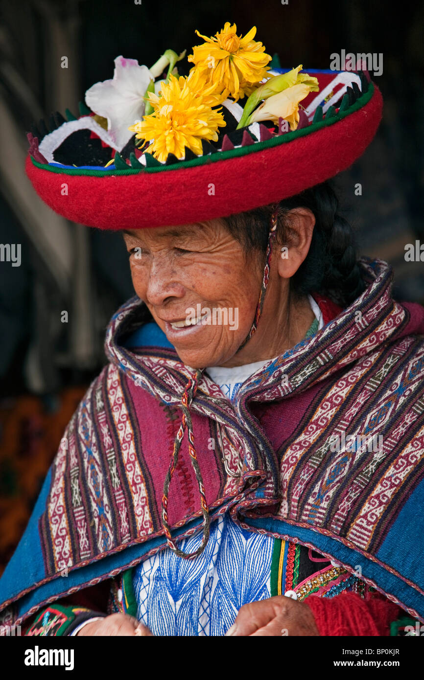 Le Pérou, une vieille femme en costume traditionnel indien avec sa tour,  chapeau en forme de soucoupe décorées de fleurs fraîches Photo Stock - Alamy