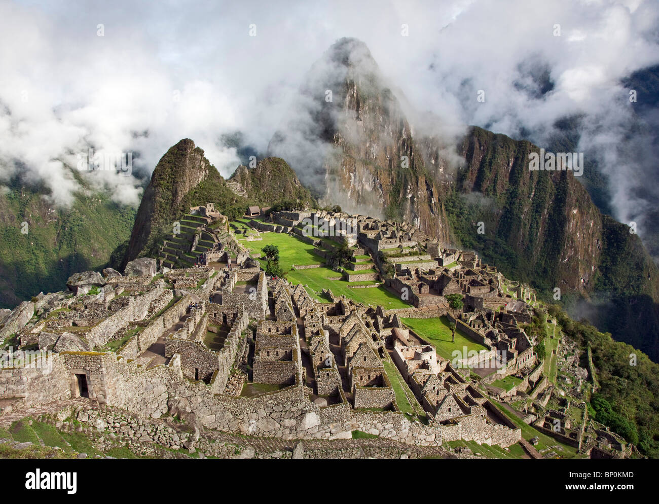 Le Pérou, les célèbres ruines Inca au Machu Picchu, à une altitude de 7 710 pieds au-dessus du niveau de la mer à la crête, Huayna Picchu. Banque D'Images