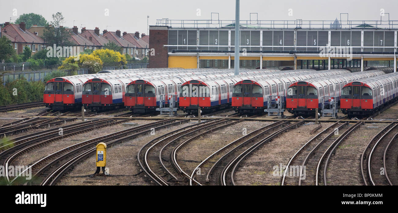 Londres trains tube stand stationnaire à Northfields Underground Train Depot. Photo par James Boardman Banque D'Images