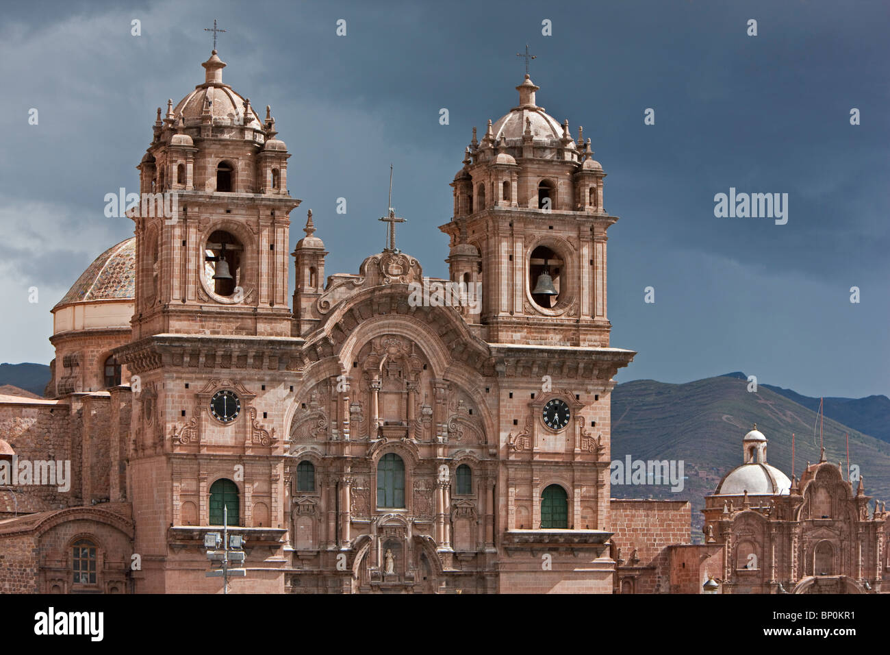 Le Pérou, la façade baroque de l'Iglesia de la Compania de Jesus église, Cusco, Plaza de Armas. Construite par les Jésuites, 1651. Banque D'Images
