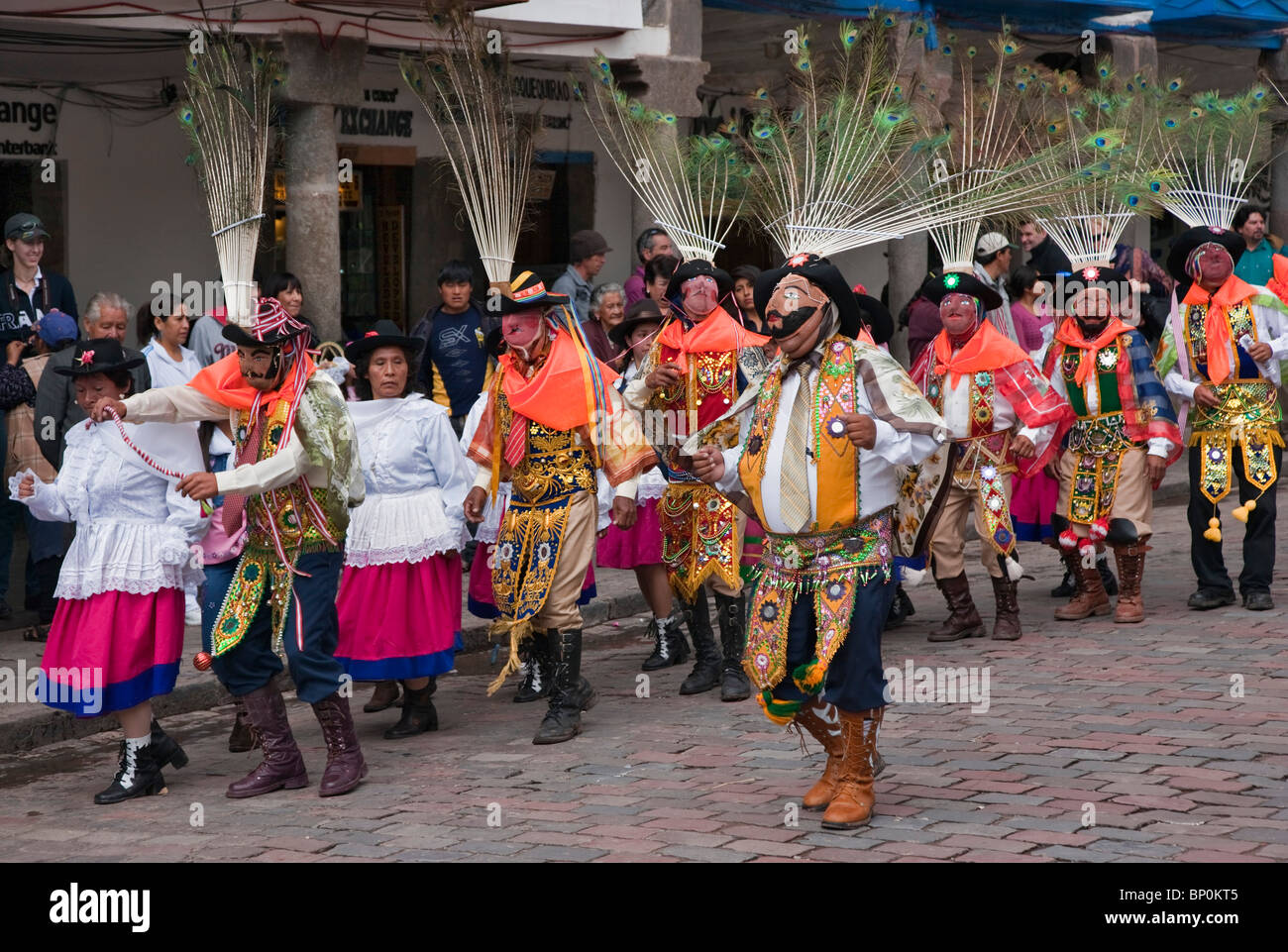 Pérou, danseurs masqués le jour de Noël à Cusco s Square, Plaza de Armas, la célébration de la Communauté andine L'Enfant Jésus, Nino Manuelito. Banque D'Images