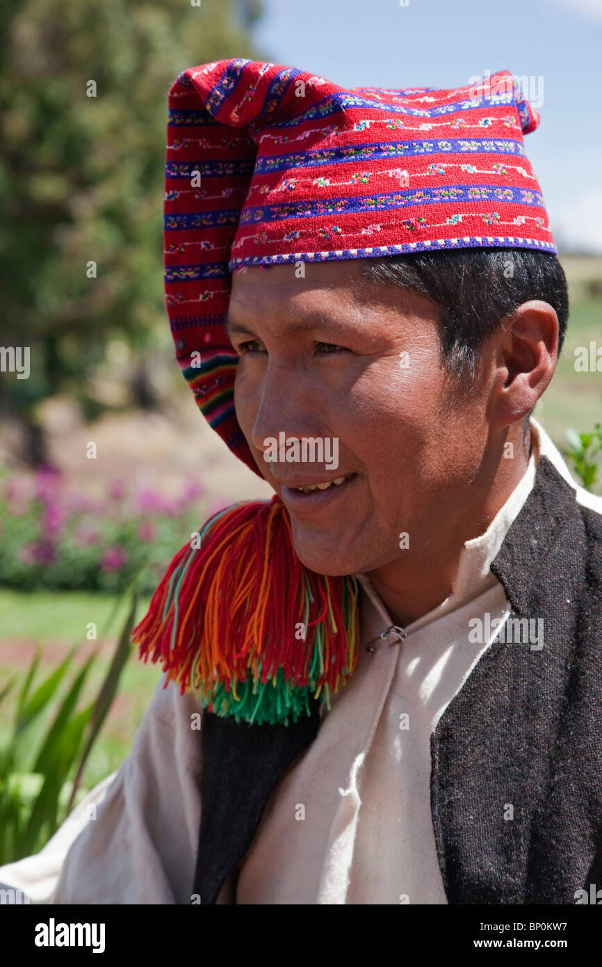 Pérou, un homme parlant Quechua sur l'île de Taquile portant des vêtements traditionnels. Banque D'Images