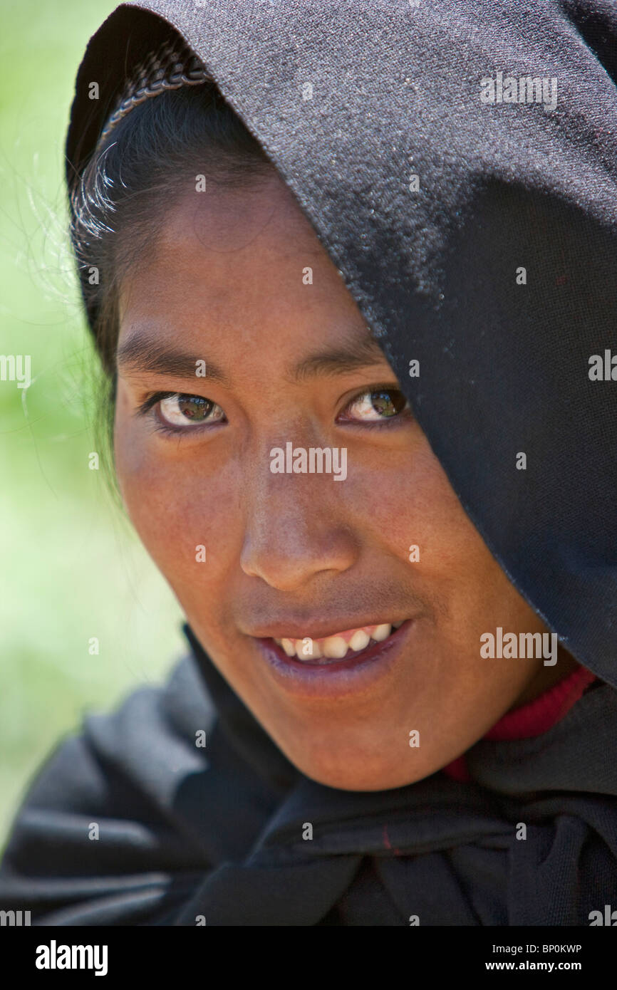 Le Pérou, une fille Quechua-parlant de l'île de Taquile. Le 7-sq-km île a une population d'environ 2 000 personnes. Banque D'Images