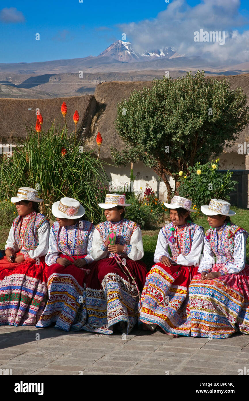 Le Pérou, l'Collaya les femmes s'asseoir à côté de la place principale de Yanque, un joli petit village rural dans le Canyon de Colca. Banque D'Images