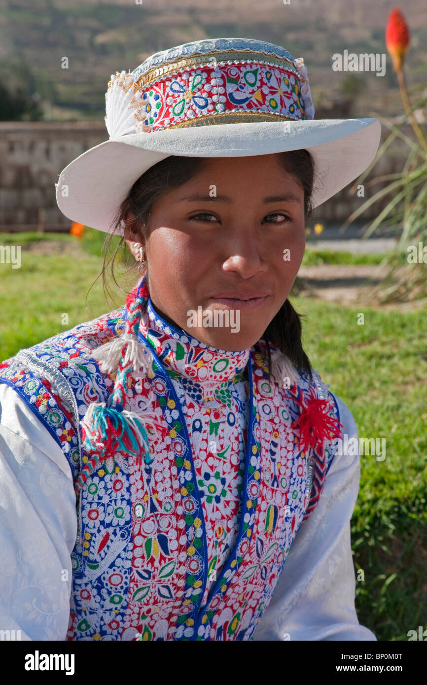 Pérou, un Collaya les femmes en costume traditionnel à la place principale de Yanque, un joli petit village rural dans le Canyon de Colca. Banque D'Images