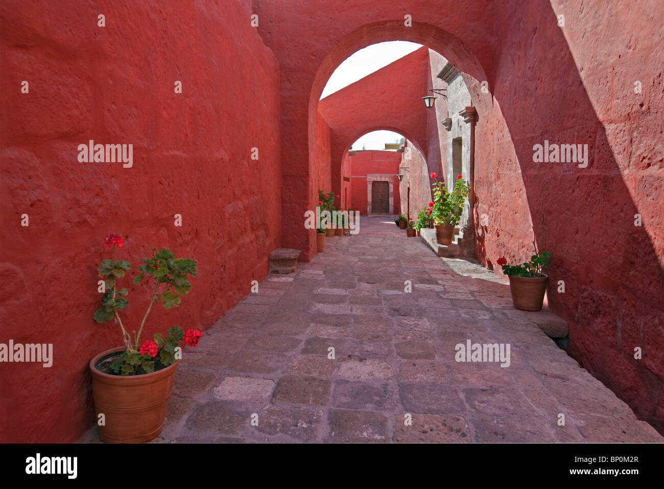 Pérou, murs rouge vif d'un passage dans le magnifique couvent de Santa Catalina, fondé en 1580. Banque D'Images