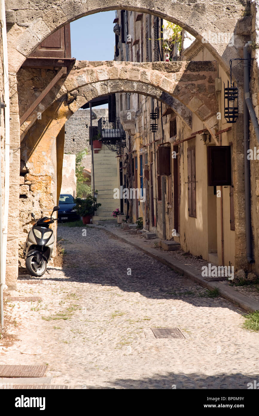 Rue tranquille et du logement, la ville de Rhodes, Rhodes, Grèce Banque D'Images