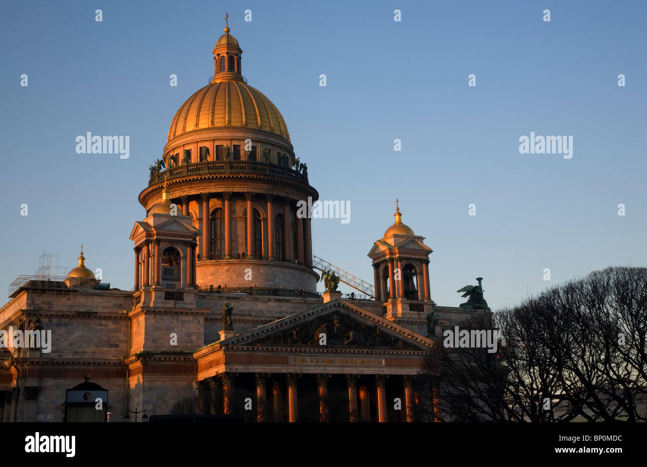 La Russie, Saint-Pétersbourg, la majestueuse cathédrale St.Isaac dans la lumière du soir Banque D'Images