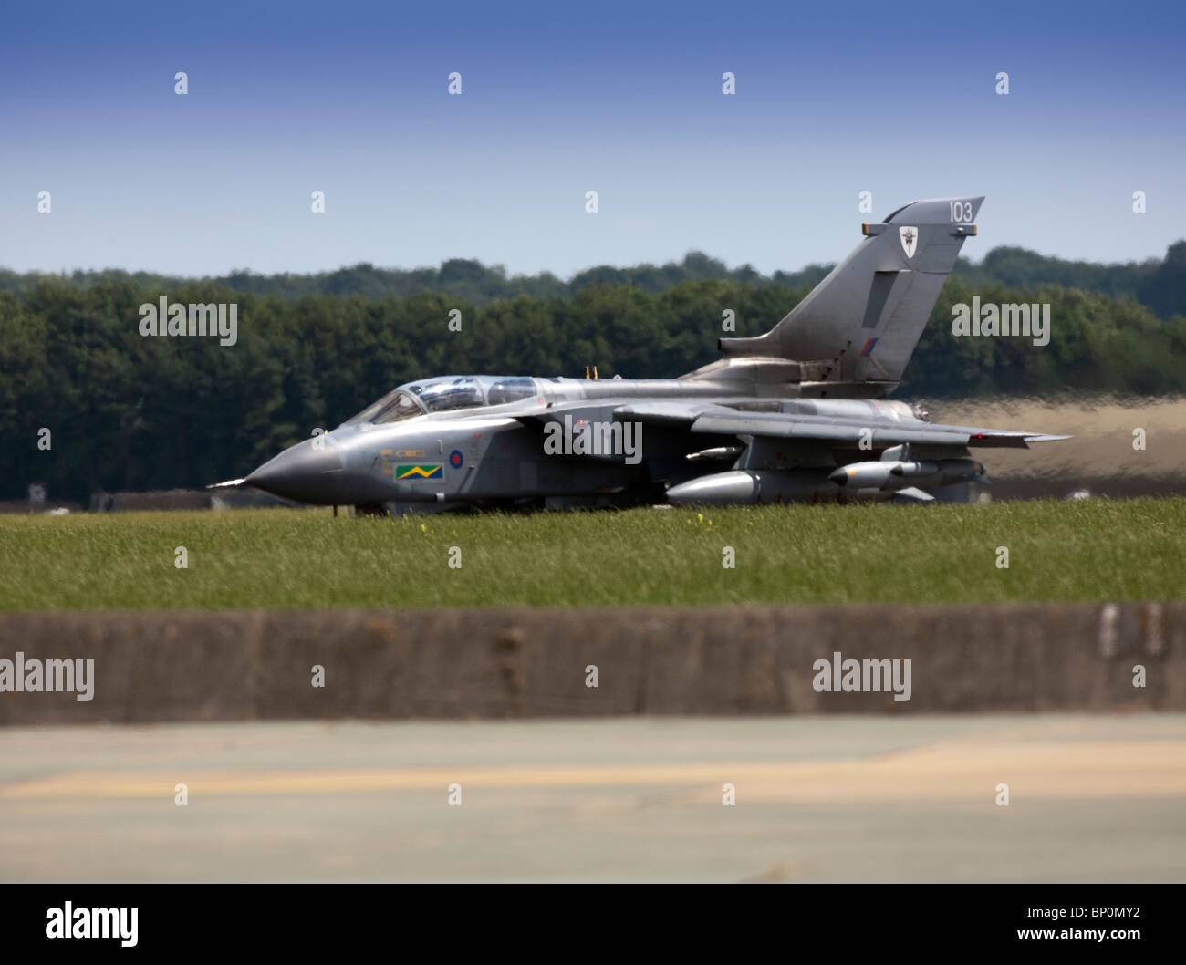 Tornado Gr4 fighter jet aircraft décoller de RAF Marham à Norfolk, l'une des bases sous menace de fermeture en vertu de la défense nationale Banque D'Images