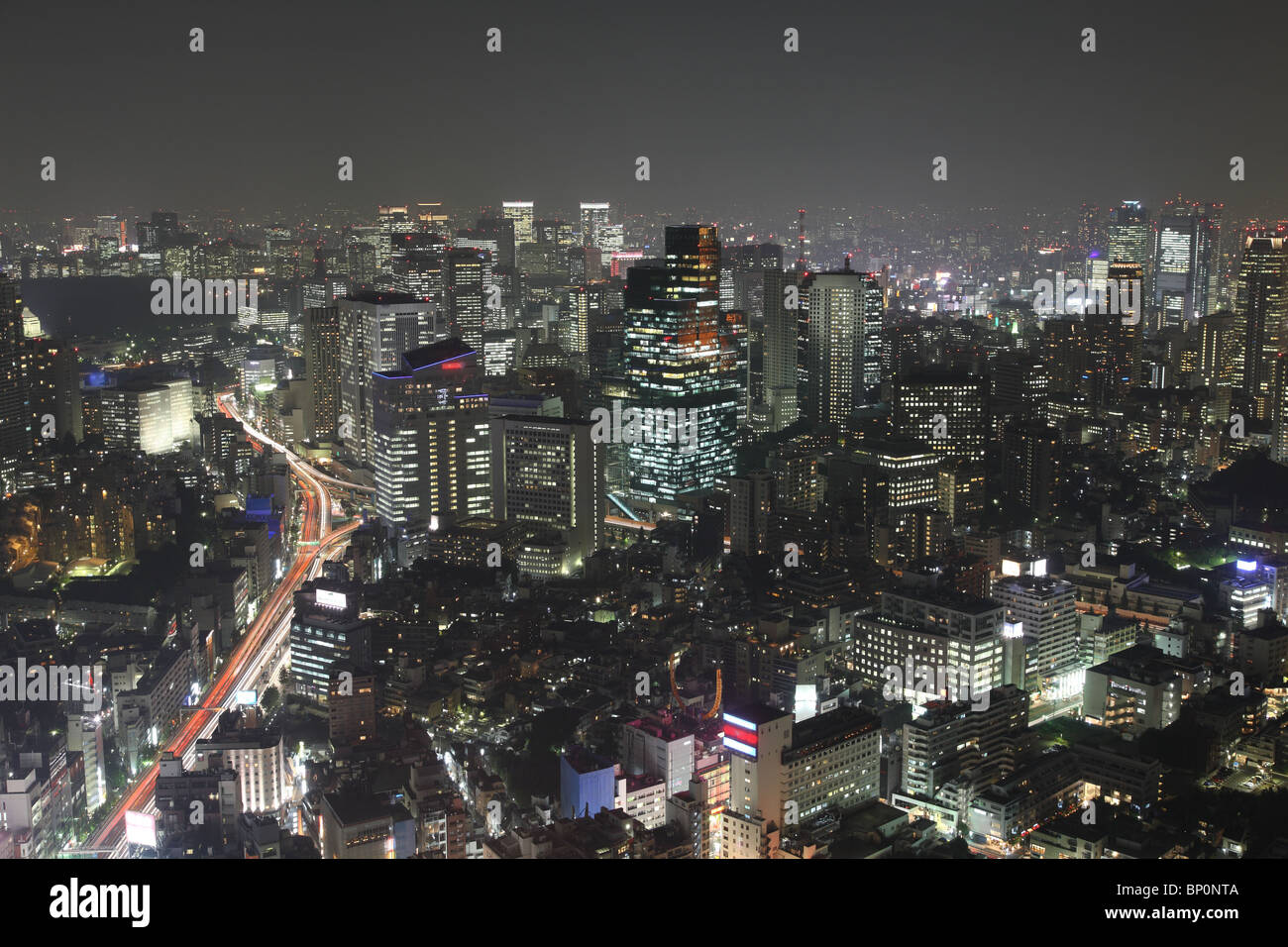 Tokyo de nuit panorama avec gratte-ciel lumineux Banque D'Images