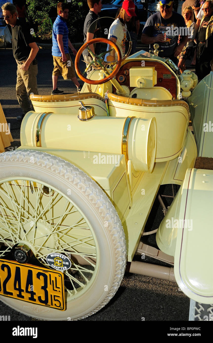 1915 Ford Model T Jaune à petite ville American car show Banque D'Images