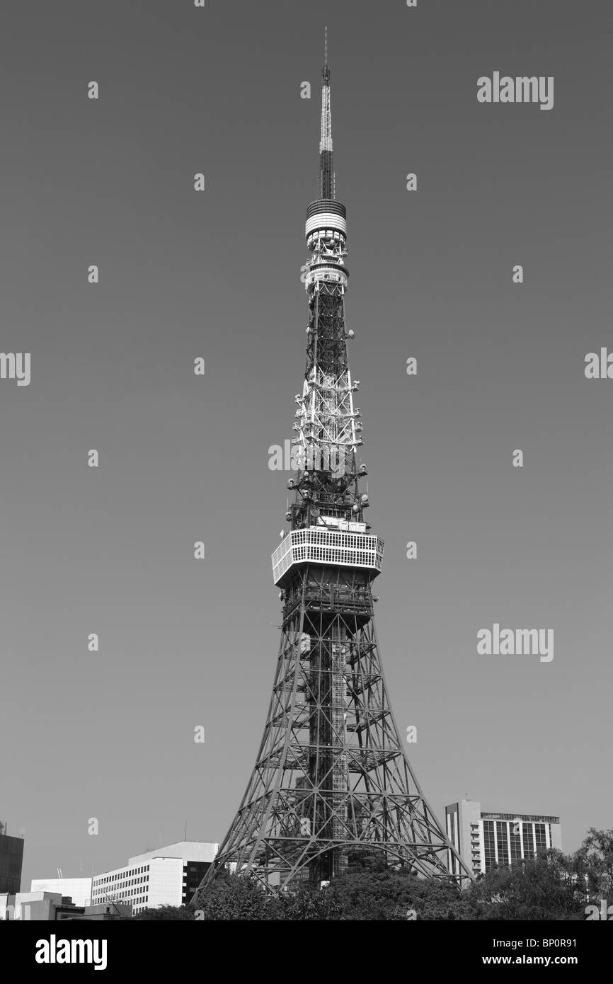 La tour de Tokyo, journée sans nuages avec ciel bleu, noir et blanc. Banque D'Images