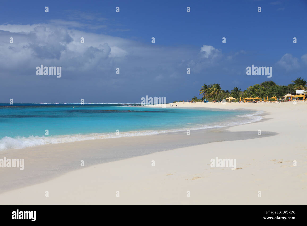 Plage de sable propre déserte sur Anguilla, Caraïbes Banque D'Images