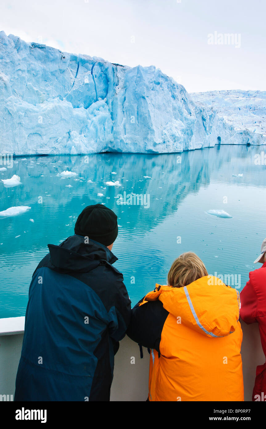 Les passagers de blue ice glacier vue en magasin Jonsfjord archipel du Svalbard, Norvège. Banque D'Images