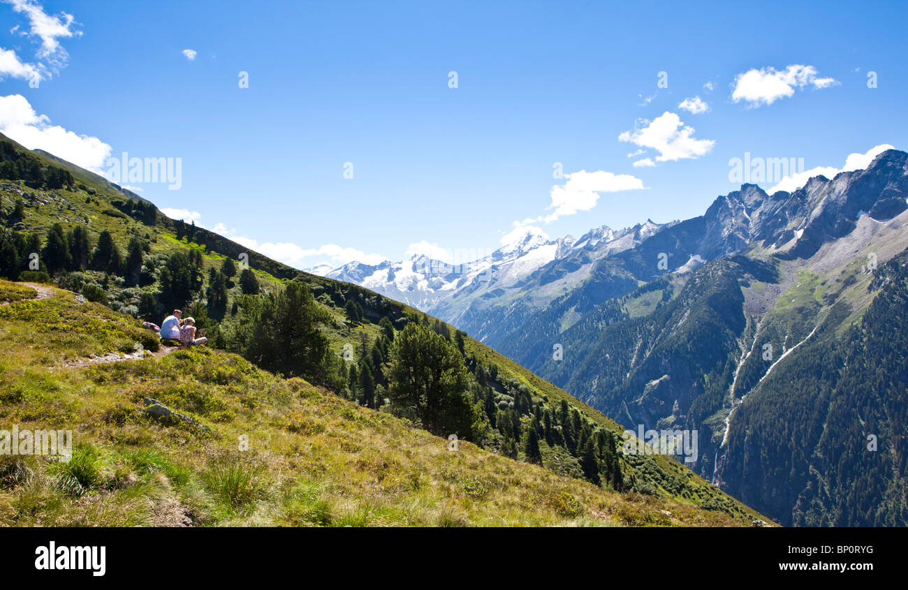 Couple having a picnic sur l'Ahorn mountain, Mayrhofen, Autriche Banque D'Images