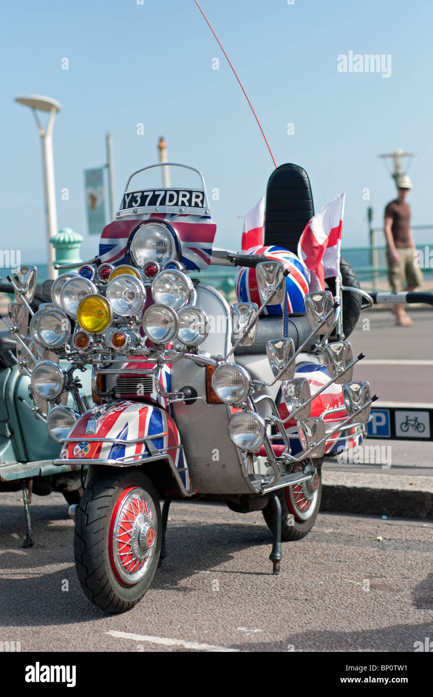 GS Vespa Scooter stationné au parking de Brighton après un rassemblement à la mer Banque D'Images