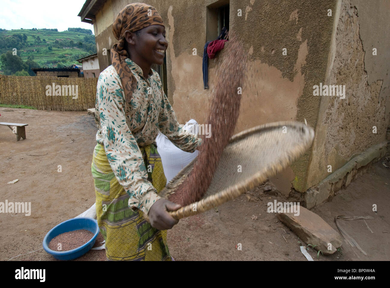 Femme rwandaise Banque de photographies et d’images à haute résolution ...
