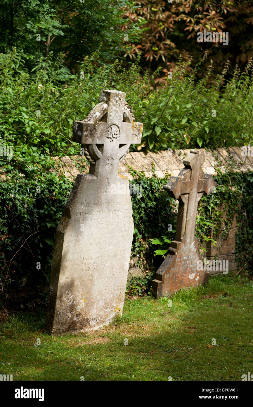 Vieilles pierres vieillies, tombe dans une église du village anglais Banque D'Images