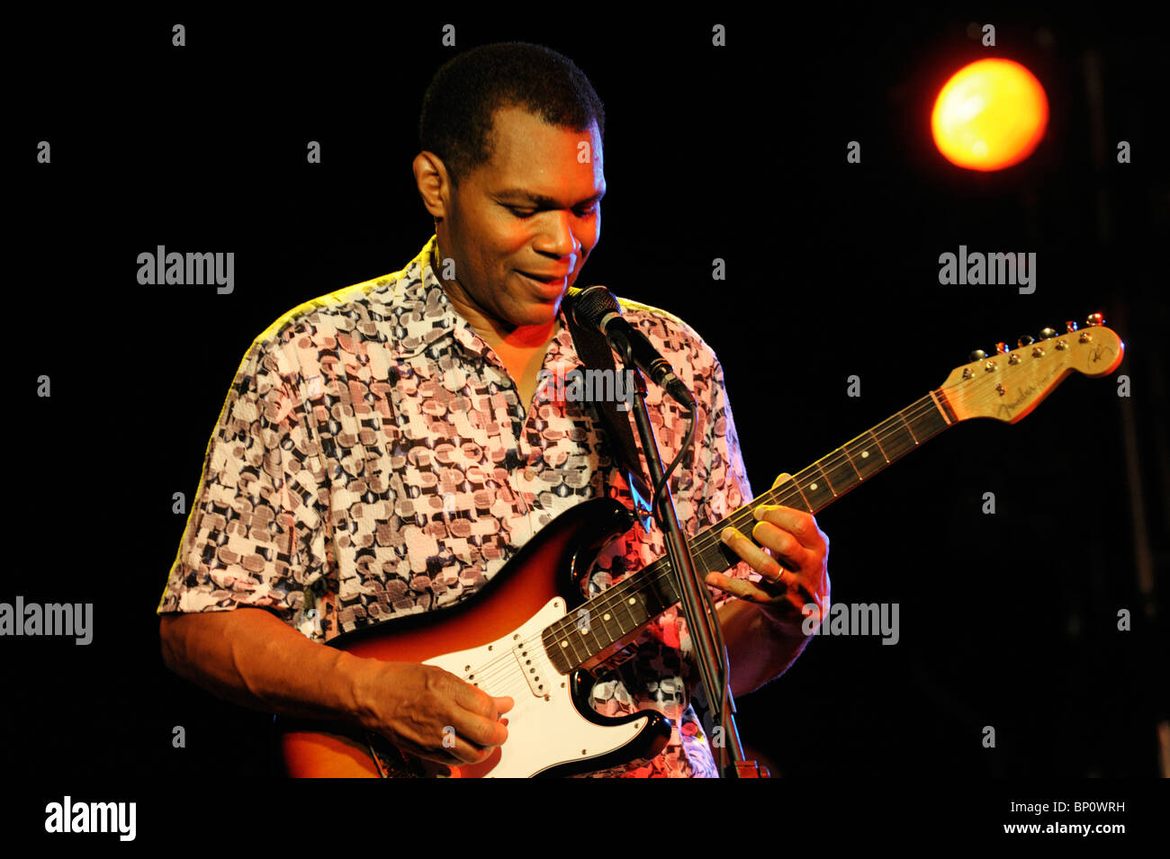 Robert Cray, chanteur de blues-rock musicien effectuant dans la scène principale de cadrage. Maryport Blues Festival, 2010. Cumbria, Angleterre Banque D'Images