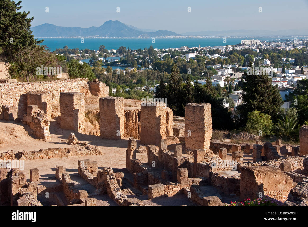 Les ruines de Carthage punique trimestre sur colline de Byrsa surplombant la baie de Carthage, près de Tunis Banque D'Images