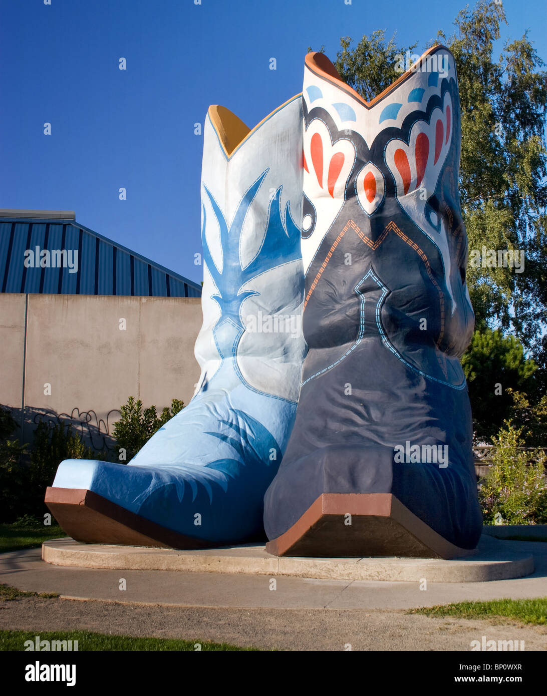 Chapeau de cow-boy géant et bottes dans Oxbow Park à Seattle se présentent comme un hommage original à l'esprit occidental et à l'Americana en bord de route. Banque D'Images Chapeau de cow-boy géant et bottes dans Oxbow Park à Seattle se présentent comme un hommage original à l'esprit occidental et à l'Americana en bord de route. Banque D'Images