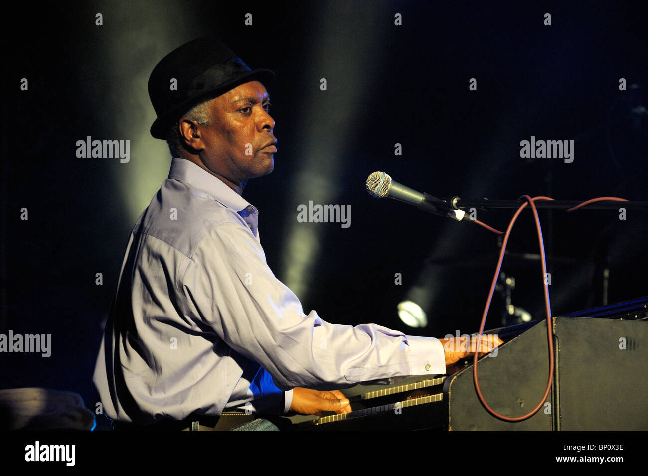 Booker T. Jones, chanteur de blues américain musicien joue orgue Hammond B3. Scène principale de cadrage. Maryport Blues Festival, 2010. L'Angleterre Banque D'Images