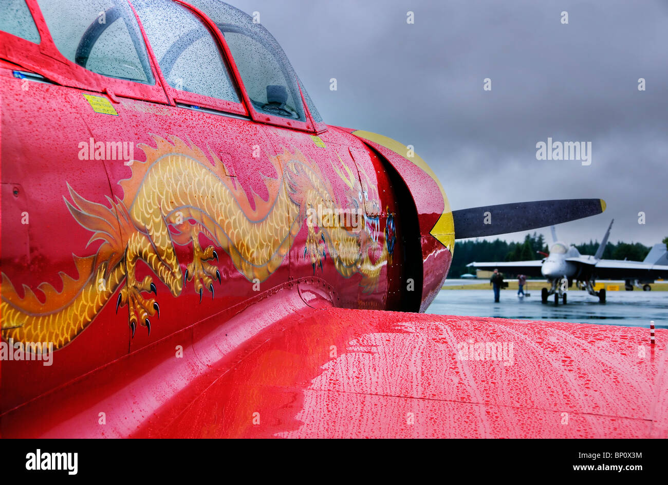 Voir à la recherche sur le côté d'un magnifiquement peints en rouge Nanchang CJ-6A warbird aux Jeux Olympiques d'aéronautique à Tumwater, Washington. Banque D'Images