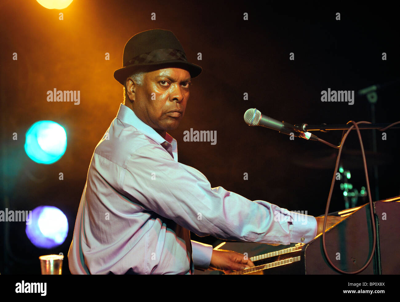 Booker T. Jones, chanteur de blues américain musicien joue orgue Hammond B3. Scène principale de cadrage. Maryport Blues Festival, 2010. L'Angleterre Banque D'Images