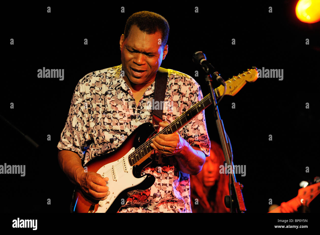 Robert Cray, chanteur de blues-rock musicien effectuant dans la scène principale de cadrage. Maryport Blues Festival, 2010. Cumbria, Angleterre Banque D'Images