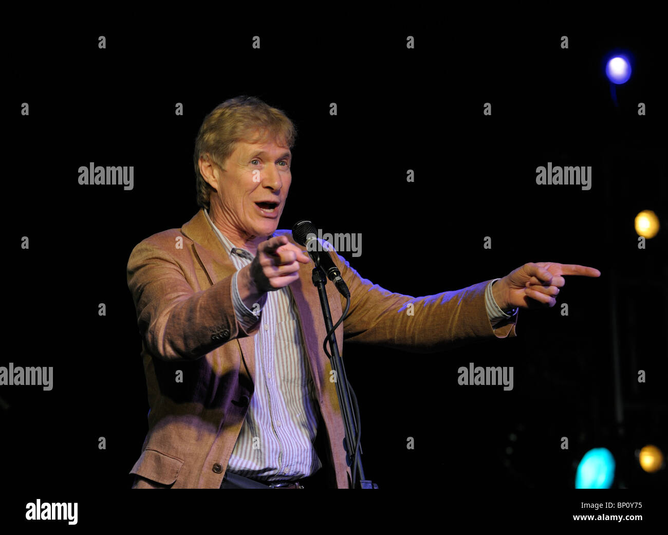 Paul Jones, chanteur et présentateur de BBC Radio 2 Show Blues sur scène à Maryport Blues Festival, 2010. Cumbria, Angleterre Banque D'Images