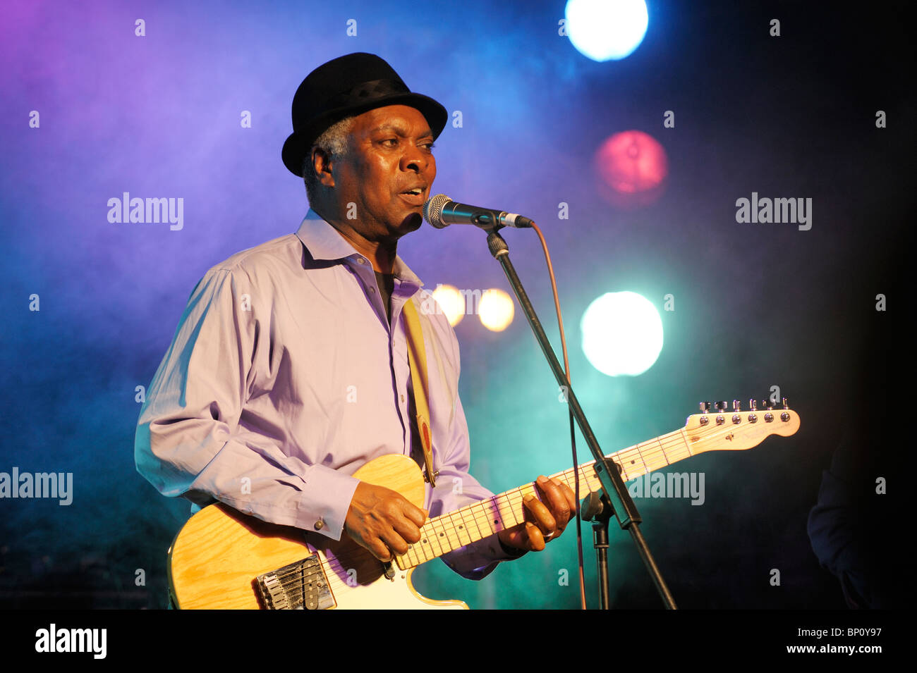 Booker T. Jones, musicien chanteur de blues américain d'effectuer dans la scène principale de cadrage. Maryport Blues Festival, 2010. Cumbria, Angleterre Banque D'Images
