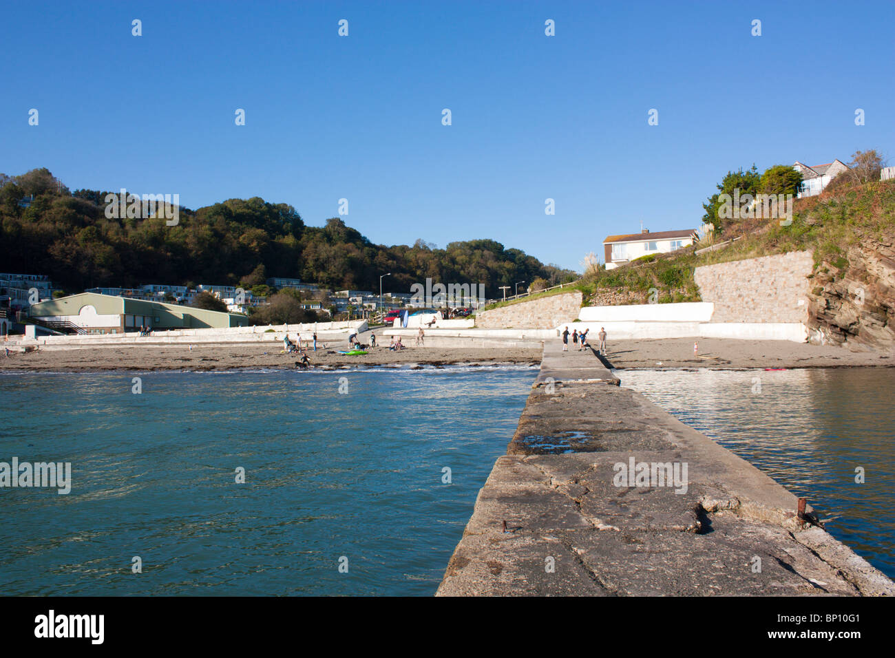 Bassin de marée à Millendreath Cornwall en Angleterre. Banque D'Images