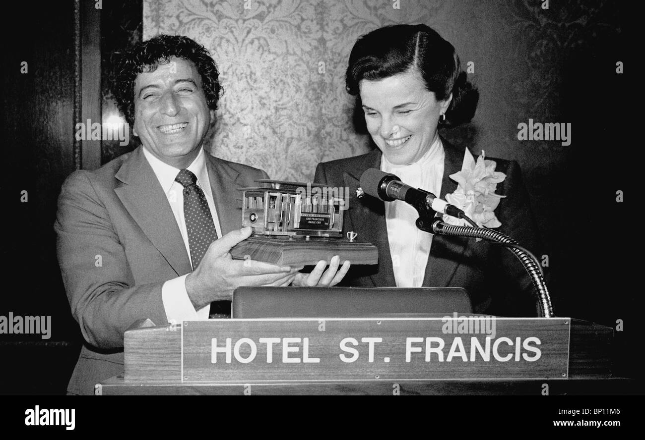 Tony Bennett et Dianne Feinstein, maire de San Francisco Cable Car bénéficier 29 Octobre 1980 Banque D'Images