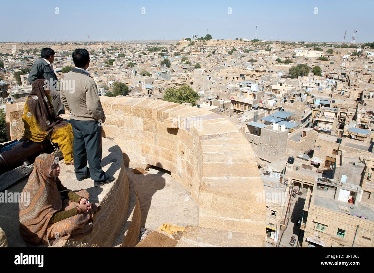 Les Indiens qui envisagent de Jaisalmer ville du Fort. Le Rajasthan. L'Inde Banque D'Images