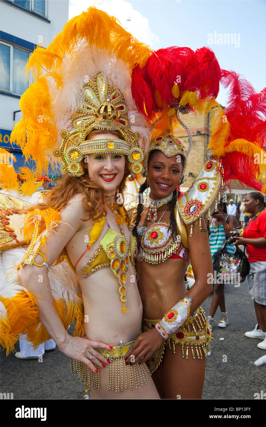 Carnaval 2010 Un Hackney, deux danseurs de samba à partir de l'école de samba Paraiso Banque D'Images