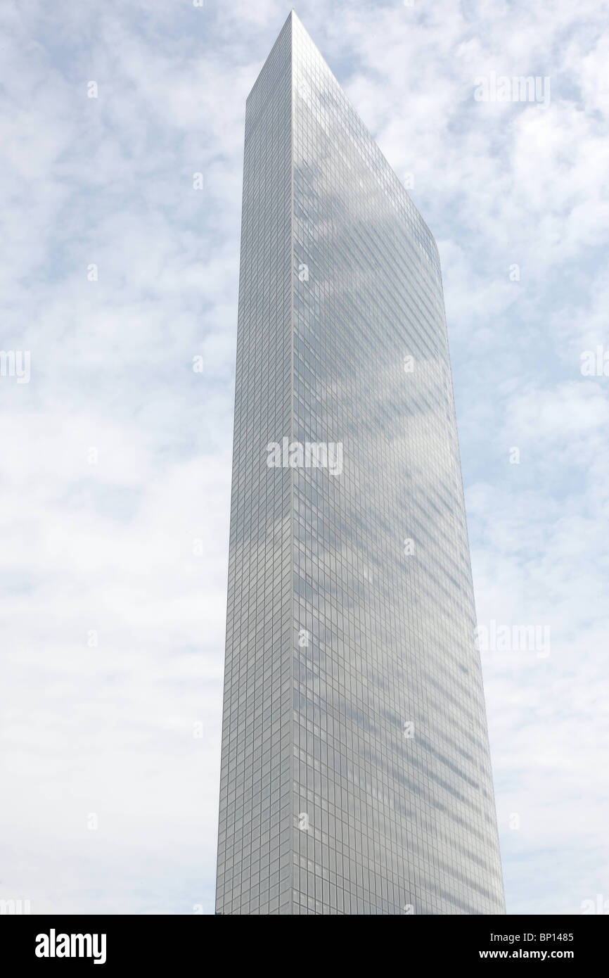 Partie supérieure de l'édifice, catégorie gratte-ciel à Tokyo avec coulds reflétant dans windows Banque D'Images