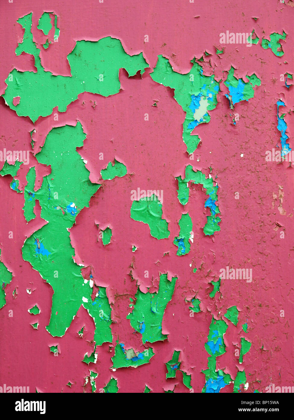 L'écaillage de la peinture sur la porte d'une cabane abandonnée à Skipsea, East Yorkshire Banque D'Images